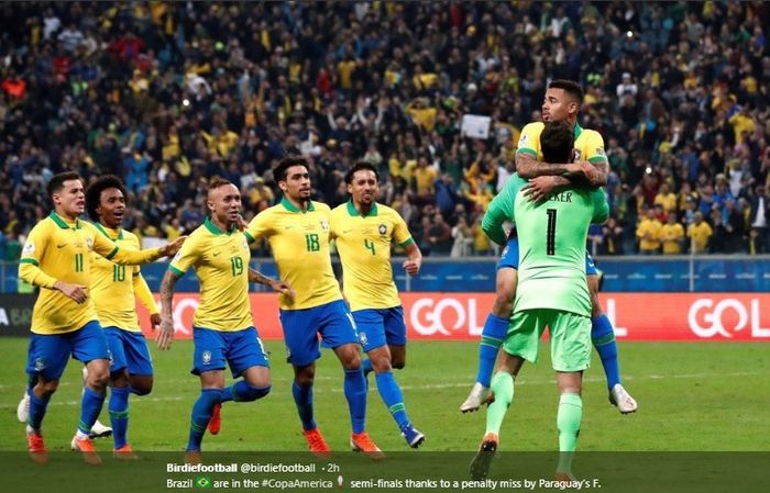 Gabriel Jesus merayakan kelolosan timnas Brasil bersama Alisson Becker usai sukses menyarangkan gol lewat drama adu penalti saat menghadapi Paraguay pada perempat final Copa America 2019