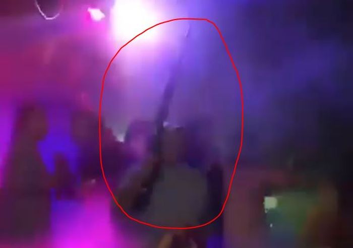 Emak-emak di Bungo joget sambil menenteng senapan mainan