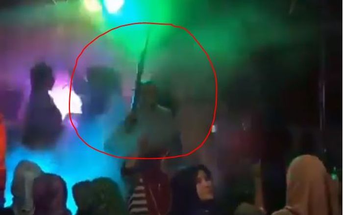 Emak-emak di Bungo joget sambil menenteng senapan mainan.