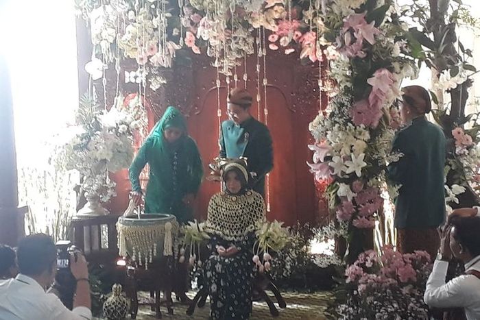 Prosesi siraman putri sulung Gubernur Jatim Khofifah Indar Parawansa, Fatimasang Mannagalli.