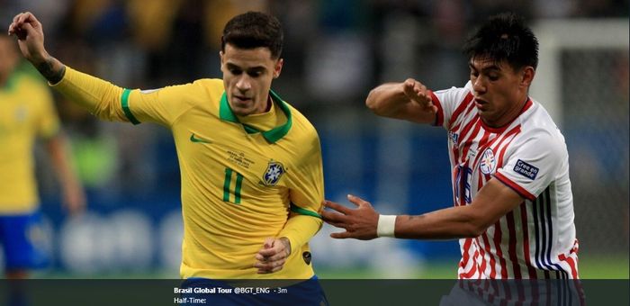 Philippe Coutinho dibayangi Celso Ortiz saat Brasil berhadapan dengan Paraguay pada pertandingan perempat final Copa America 2019.