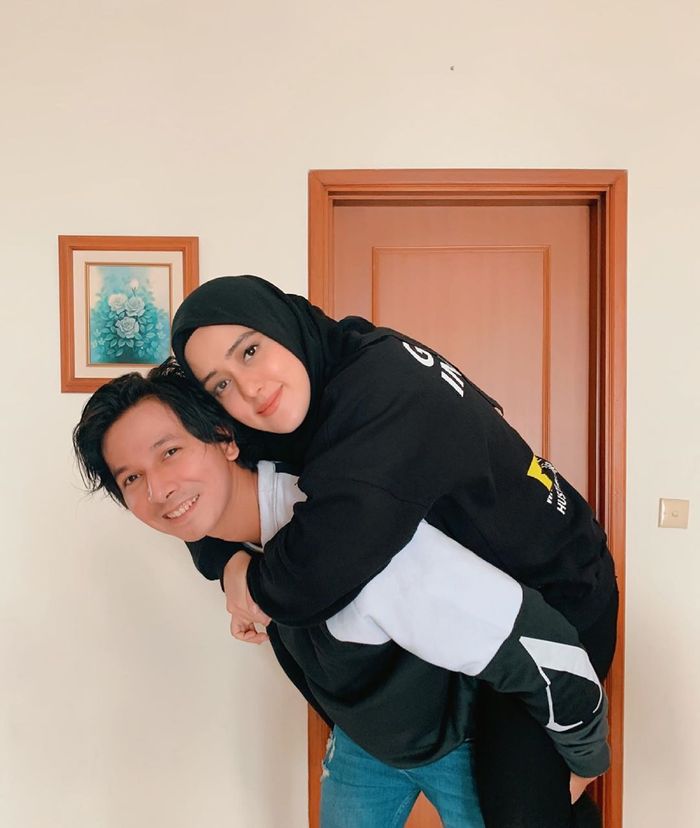 Fairuz A Rafiq digendong Sonny Septian