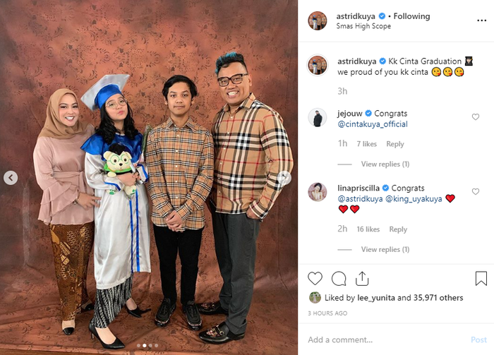 Foto keluarga Uya Kuya di acara wisuda putrinya