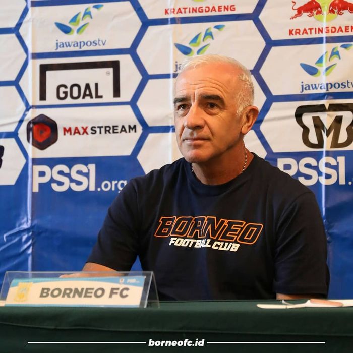 Pelatih Borneo FC, Roberto Mario Carlos Gomes saat memberikan keterangan pers, Jumat (28/6/2019).