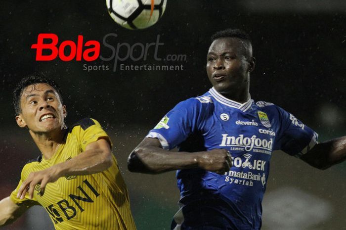 Duel udara antara striker Persib Bandung, Ezechiel Ndouassel, dan pemain Bhayangkara FC, Alsan Sanda, pada pekan ke-29 Liga 1 2018.