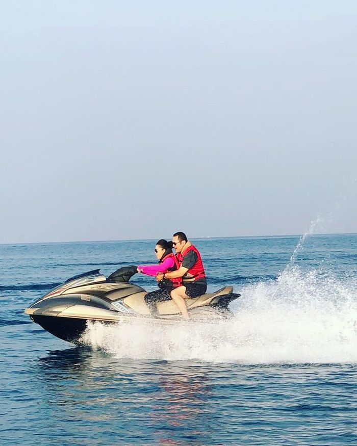 Bambang Trihatmodjo nampak memeluk erat sang istri saat main jet ski