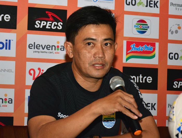 Pelatih fisik Persib Bandung, Yaya Sunarya, memberikan keterangan saat konferensi pers menjelang laga timnya melawan Bhayangkara FC pada pekan keenam Liga 1 2019.
