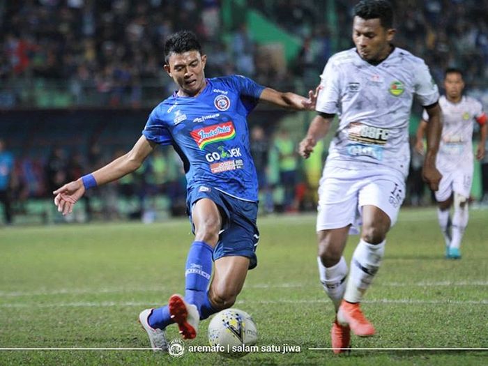 Striker Arema FC, Dedik Setiawan, berebut bola dengan bek Tira-Persikabo, Rifad Marasabessy, pada pertandingan pekan keenam Liga 1 2019.