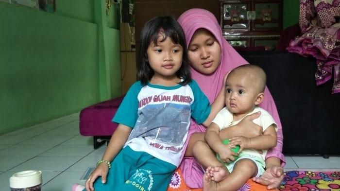 Ella Karina ibu dari bayi laki-laki bernama Google bersama bayi dan anak perempuannya, di kediamannya, Komplek Rawa Roko, Rawalumbu, Kota Bekasi, Jumat (21/6/2019)