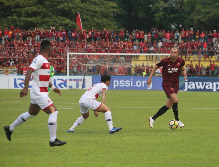 Pergerakan gelandang PSM Makassar, Wiljan Pluim diawasi dua pemain Madura United pada semifinal pertama Piala Indonesia 2018 di Stadion Andi Mattalatta, Kota Makassar, 30 Juni 2019.