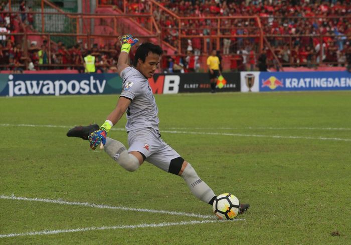 Aksi kiper Madura United, Muhammad Ridho Vs PSM Makassar pada semifinal pertama Piala Indonesia 2018 di Stadion Andi Mattalatta, Kota Makassar, 30 Juni 2019.