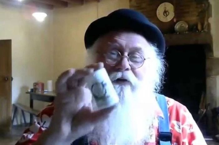 Christian Poincheval (69) klaim pil ajaib ciptaannya bisa ubah bau busuk kentut menjadi wangi bak bunga, cokelat, hingga jahe. 
