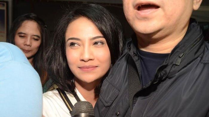Vanessa tampak sumringah.