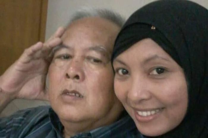 Sri Wahyunike (38) bersama ayahnya Kgs Idrus. Sri melakukan sayembara untuk mencari ibunya yang sudah 39 tahun berpisah.