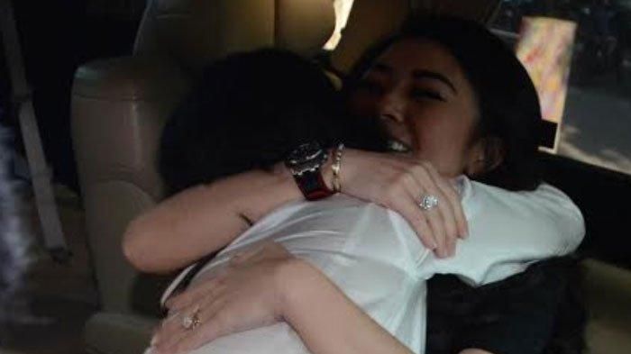 Vanessa dipeluk oleh seorang perempuan.