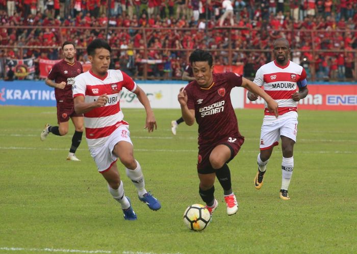 Pergerakan bek sayap PSM Makassar, Beny Wahyudi dikawal oleh pemain Madura United, Guntur Ariyadi pada semifinal pertama Piala Indonesia 2018 di Stadion Andi Mattalatta, Kota Makassar, 30 Juni 2019.