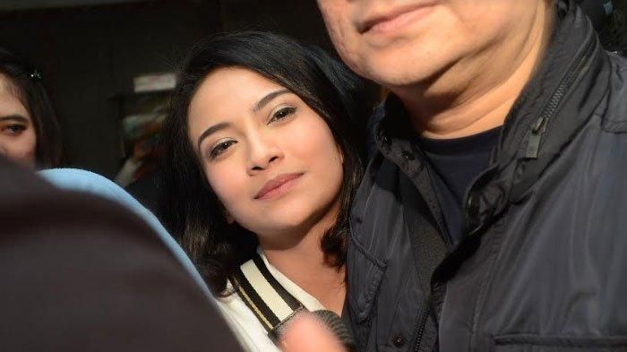 Vanessa pakai make up tipis.