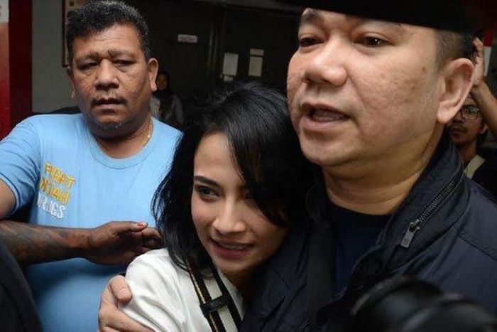 Peluk Haru Tantenya, Kegaduhan Mendadak Terjadi di Momen Kebebasan Vanessa Angel