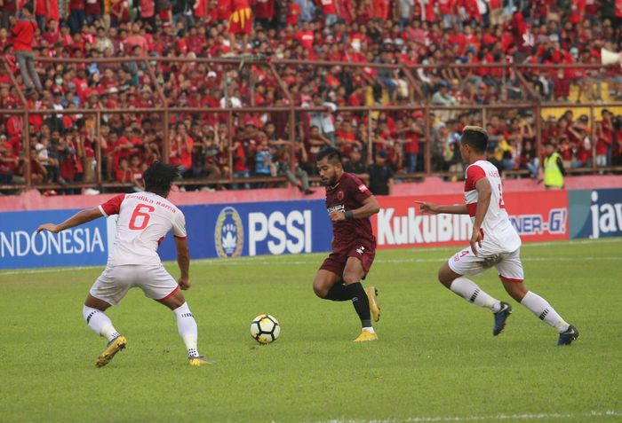 Penyerang PSM Makassar, Zulham Zamrun di antara dua pilar Madura United, Andik Rendika Rama dan Asep Berlian pada semifinal pertama Piala Indonesia 2018 di Stadion Andi Mattalatta, Kota Makassar, 30 Juni 2019