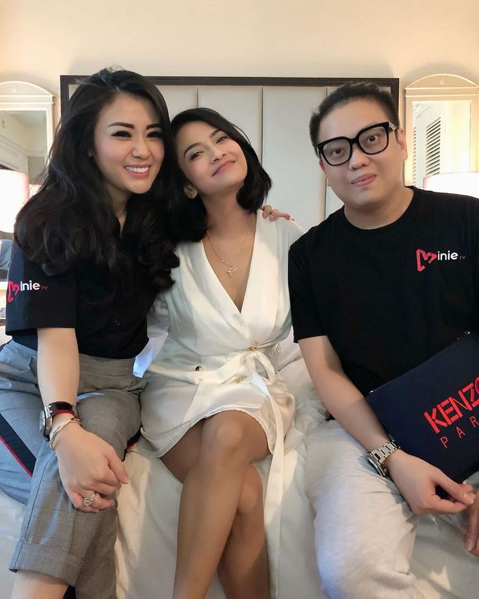 Penampilan terbaru Vanessa Angel kenakan busana seksi setelah bebas dari penjara