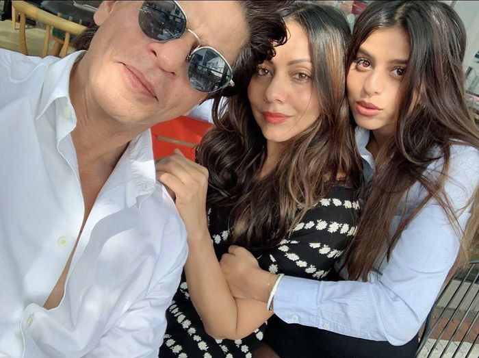 Shah Rukh Khan merayakan kelulusan sang putri.