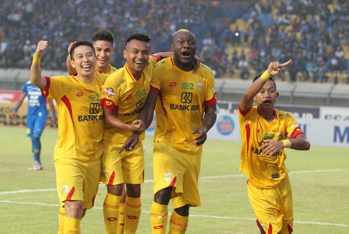 Suka cita pemain Bhayangkara FC, Lee Yu-jun, Romero Fergozi, M Hargianto, Herman Dzumafo, dan Sani Rizky Fauzi (dari kiri ke kanan) seusai mengalahkan Persib pada pekan keenam Liga 1 2019 di Stadion Si Jalak Harupat, Soreang, Kabupaten Bandung, 30 Juni 2019. 