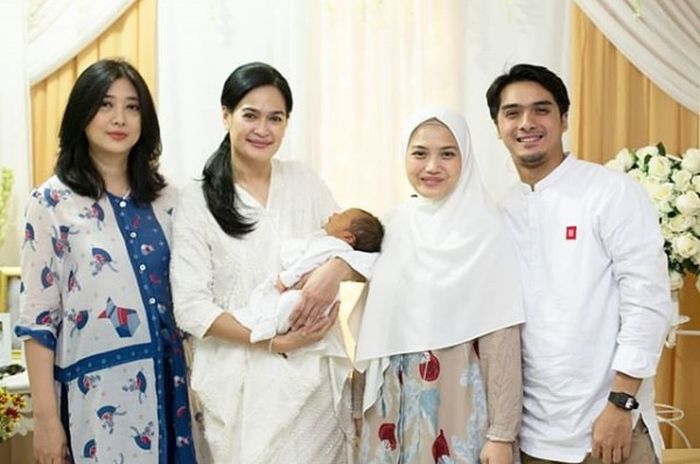 Donna Harun bersama cucu dan menantunya