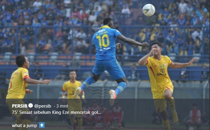 Lompatan striker Persib, Ezechiel N'Douassel di antara duo piler bertahan Bhayangkara FC, Jajang Mulyana (kanan) dan M Fatchu Rochman pada pekan keenam Liga 1 2019 di Stadion Si Jalak Harupat, Soreang, Kabupaten Bandung pada 30 Juni 2019.