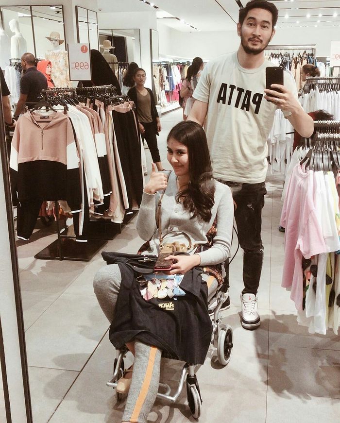Unggahan Syahnaz duyduk di kursi roda
Instagram/syahnazs