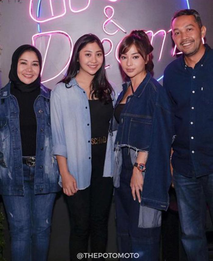 Nikita Willy bersama keluarga saat rayakan ulangtahun