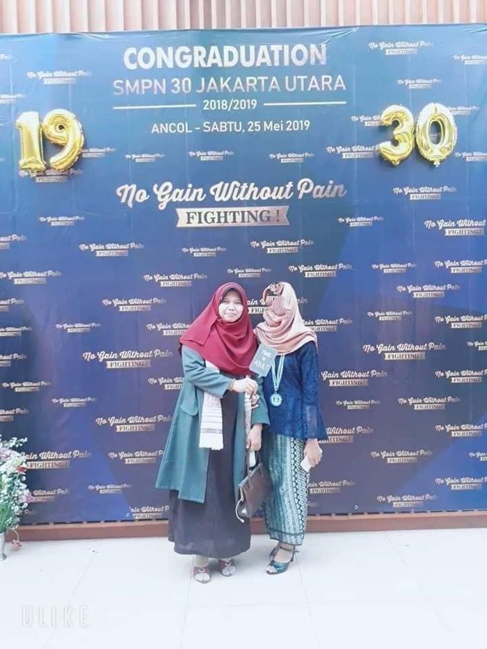 Pemilik akun Facebook Asteria Fitriani berfoto dengan latar belakang yang berkaitan dengan SMPN 30 Jakarta Utara