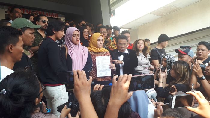 Fairuz A Rafiq dan Sonny Septian didampingi pengacara Hotman Paris saat buat laporan di Polda Metro Jaya, Senin (1/7/2019).