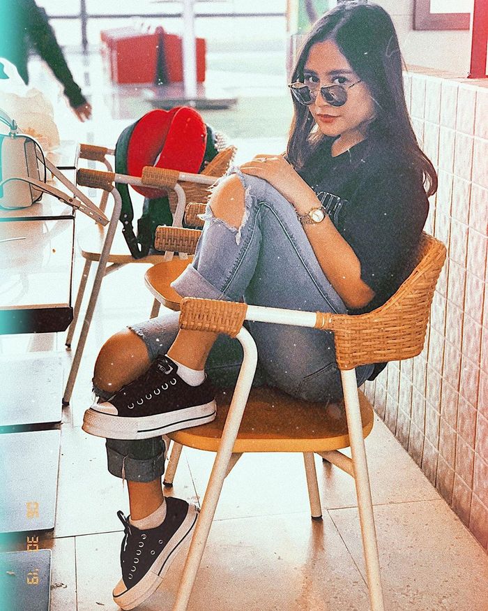 Penampilan simpel Prilly latuconsina hanya mengenakan paduan kaus oblong dan celana robek yang justru banjir pujian