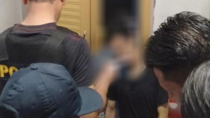 Nyoman Nurasha (55), warga Luwuk, Provinsi Sulawesi Tengah kaget melihat kondisi anaknya, Apriyanto Kusuma (23) yang sudah meninggal dunia karena gantung diri pada Sabtu (29/6/2019) pukul 19.00 Wita. 