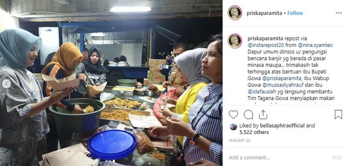 Priska Paramita saat turun ke dapur membantu korban bencana banjir