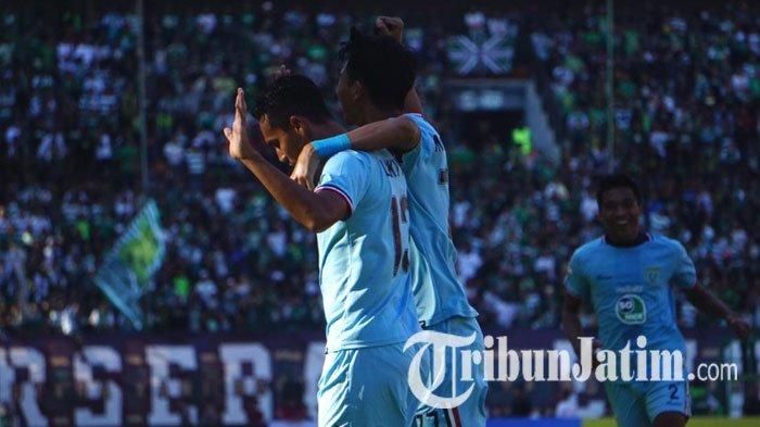 Pemain Persela Lamongan, Lucky Wahyu, tidak melakukan selebrasi saat mencetak gol ke gawang Persebaya Surabaya, Senin (1/7/2019).