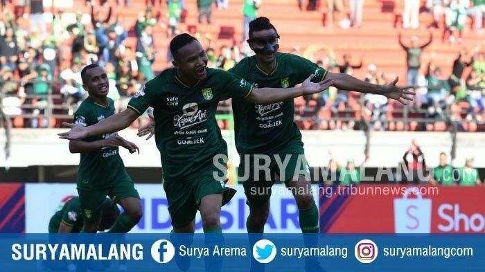 Gelandang Persebaya Surabaya, Oktafianus Fernando, merayakan gol yang dicetaknya ke gawang Persela Lamongan pada pekan keenam Liga 1 2019.