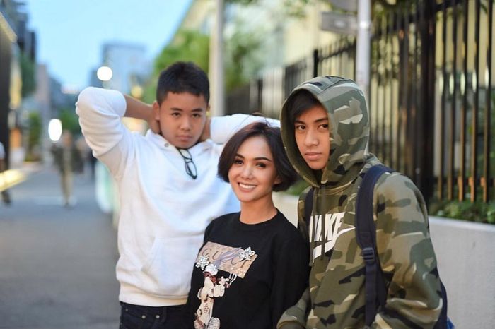 Yuni Shara bersama kedua orang putranya, Cavin Obrient Salomo Siahaan dan Cello Obient Siahaan
