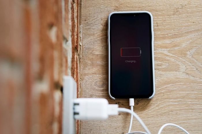 ilustrasi handphone meledak akibat di charge