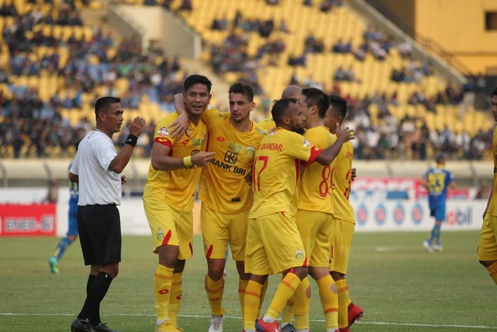 Pemain Bhayangkara FC, Jajang Mulyana, melakukan selebrasi usai mencetak gol ke gawang Persib Bandung