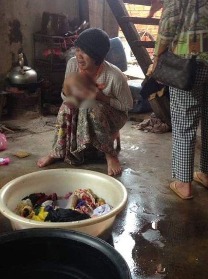 Ibunya menangis histeris sambil memegangi kepala anaknya.