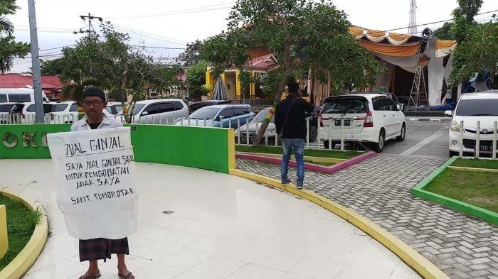 Dalam kertas tersebut, Eli Kristianto menuliskan penawaran yang begitu menggetarkan hati : menjual ginjal untuk biaya pengobatan