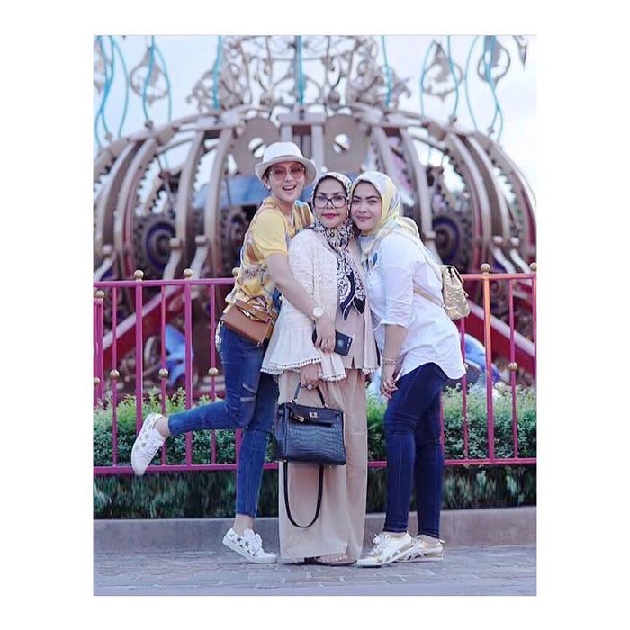 Ibunda Syahrini kerap terlihat mengenakan berbagai fashion item mewah harga fantastis