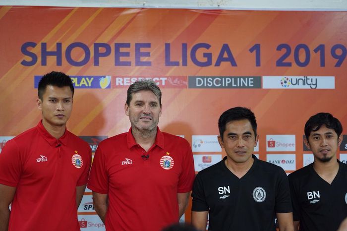 Pelatih Persija, Julio Banuelos dan kiper Shahar Ginanjar bersama arsitek Seto Nurdiyantoro serta kapten Bagus Nirwanto pada jumpa pers pra-laga pekan keenam Liga 1 2019 di Stadion Patriot, Kota Bekasi, 2 Juli 2019.