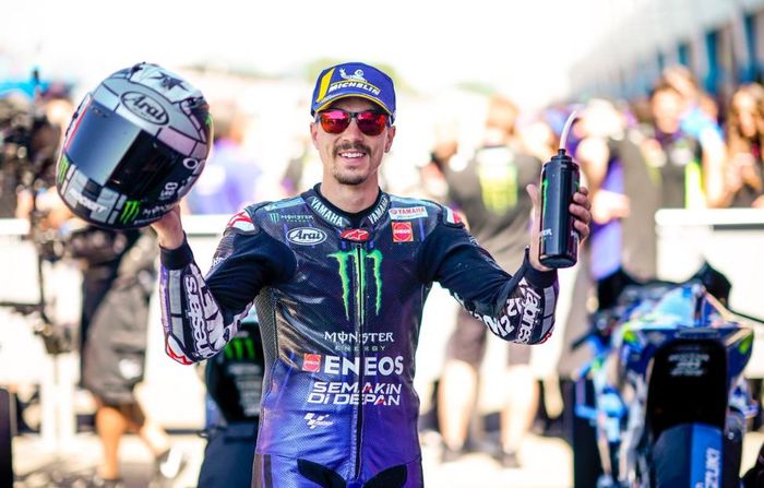 Pembalap Monster Energy Yamaha, Maverick Vinales berpose usai menangi MotoGP Belanda 2019, Minggu (30/6/2019)