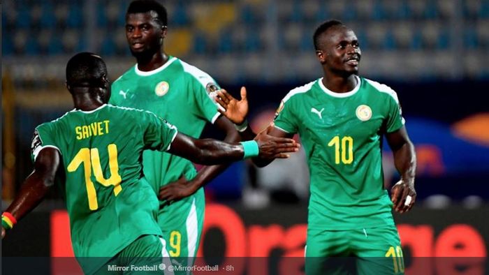Penyerang timnas Senegal, Sadio Mane, merayakan golnya bersama Henri Saviet (depan) dan Mbaye Niang (belakang), dalam laga Piala Afrika 2019 melawan Kenya, 1 Juli 2019 di Air Defence Stadium.