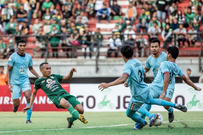Winger Persebaya Surabaya, Irfan Jaya, mencetak gol saat menghadapi Persela Lamongan pada pekan keenam Liga 1 2019.