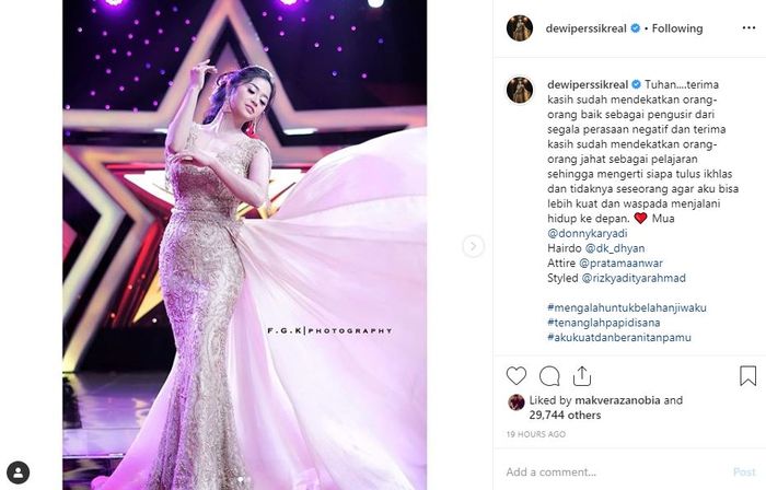 Status Dewi Perssik