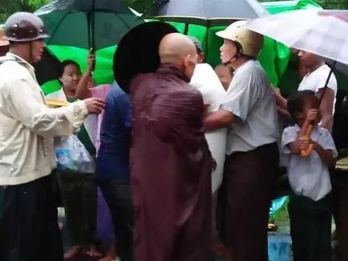 Meski hujan orang-orang tetap mengantre untuk mendapatkan berasnya.