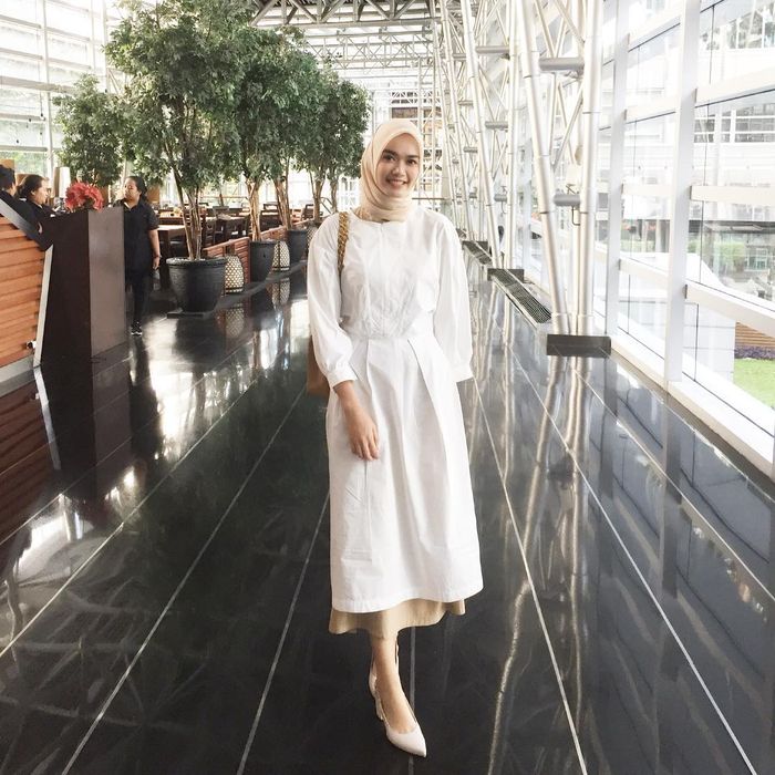 Simpel Hingga Glamor, Ini 5 Dress Hijab Putih Untuk Kondangan Kece! - Semua  Halaman - CewekBanget